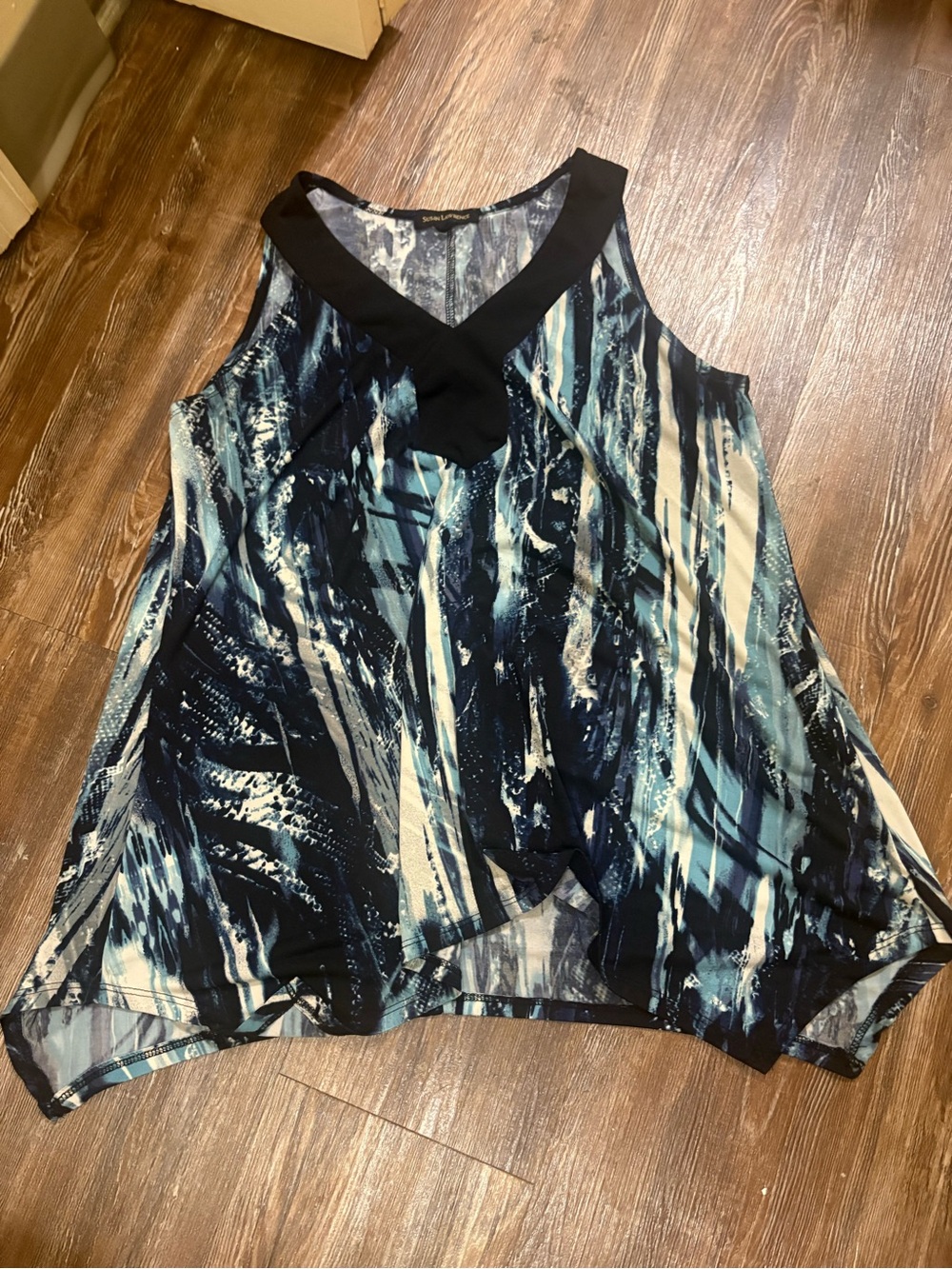 Susan Lawrence Blue and Cream Abstract V-Neck Tank Top